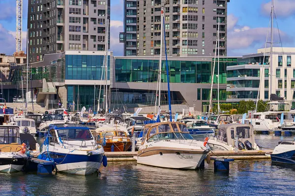 GDYNIA, Polonya - 13 Ağustos 2023 - Şehrin pahalı bir bölgesinde deniz marinası