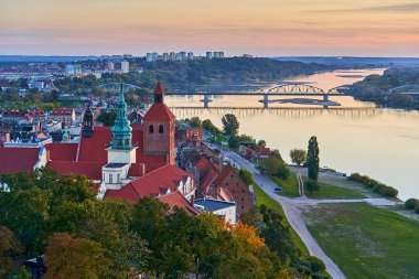 Grudzendz, Polonya - 18 Ekim 2023 - Eski kasaba ve Vistula Nehri manzarası