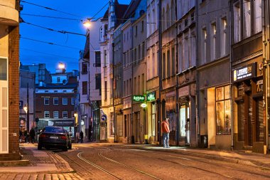 Grudzendz, Polonya - 18 Ekim 2023 - Şehrin ıssız dar sokakları