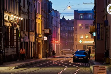 Grudzendz, Polonya - 18 Ekim 2023 - Şehrin karanlık güzel sokakları