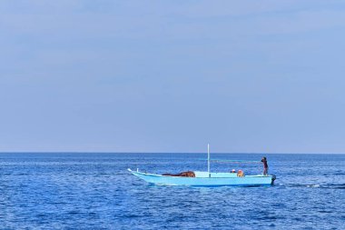 Hurghada, Mısır - 15 Mart 2021 - Kıyıdan uzak kızıl denizde mavi bir tekne yüzüyor