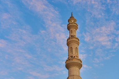 Hurghada, Mısır - 15 Mart 2021 - İslami mimari ve doğu kültürü. Akşam El Mina Mescidi 'nde kule.