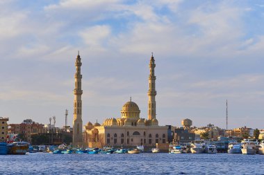 Hurghada, Mısır - 15 Mart 2021 - gün batımında Kızıl Deniz 'den ünlü El Mina Mescidi' ne manzara