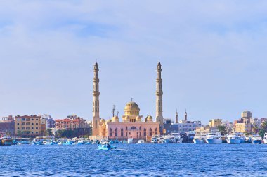 Hurghada, Mısır - 15 Mart 2021 - Gün batımında ünlü El Mina Mescidi 'ne bakın