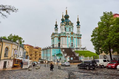 Kiev, Ukrayna - 06 Mayıs 2020 - Güzel Kiev şehrindeki St. Andrew Kilisesi Bulutlu havada