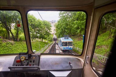 Kiev, Ukrayna - Mayıs 06, 2020 - Kiev şehrinde ulaşım. Taksiden sokağa bak.