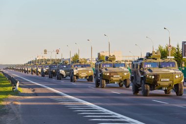 MINSK, Belarus - 23 Mayıs 2019 - Askeri teçhizat şehrin etrafında dolaşır
