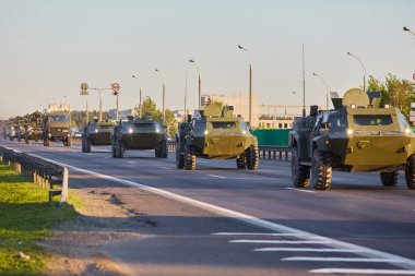 MINSK, BELARUS - 23 Mayıs 2019 - Şehir yolu boyunca ilerleyen askeri zırhlı araçlar