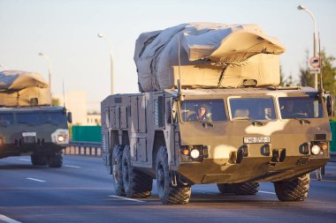 MINSK, Belarus - 23 Mayıs 2019 - Yoldaki askeri teçhizat trenleri