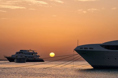 Güzel deniz gündoğumu. Limanda dalgalar yükseldiğinde gemiler