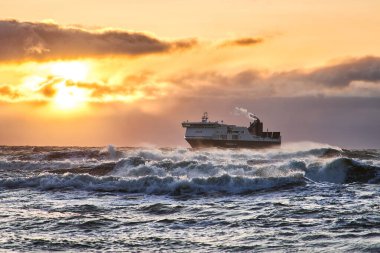 Güçlü dalgalar sırasında büyük bir feribotla deniz manzarası. Ekstrem Sevkiyat