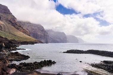 Fiyortların manzarası. Büyük kayaları ve denizi olan hoş bir manzara.
