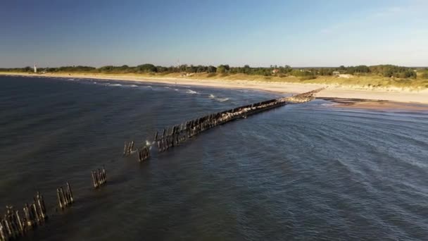 Eski Yıkık Dökük Dalgalar Iskeleyi Yıkar Kırmızı Fenerdeki Sahil — Stok video