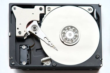 Bilgisayarın sabit diski hdd veri depolama sürücüsü beyaz arka planda izole edilmiş manyetik disk ve elektronik parçayı gösterir