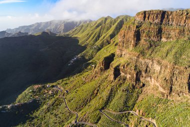 Dağlarda bulutlu bir manzara ve zorlu bir yol. Dağlarda hayat