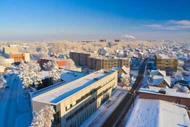 Kretinga, Litvanya - 11 Aralık 2022 - Düşük kentsel bir binada kış manzarası