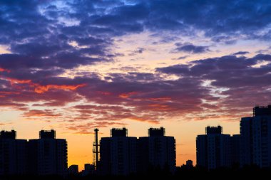 Bir Avrupa şehrinde modern binalar. İnşaat işi konsepti