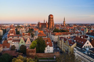 Gdansk, Polonya - 20 Eylül 2024 - Avrupa 'daki eski şehre seyahat. Güneşli bir günde yürüyüş turu