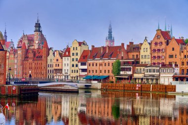 Gdansk, Polonya - 20 Eylül 2024 - Turistler için büyük Avrupa şehrine seyahat, güzel mimari