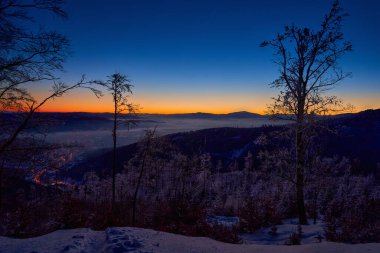 Kışın şafak sökerken dağlarda dolaşmak. Soğuk havada boş zaman geçirmenin en iyi yolu