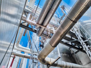 Fabrikada modern mühendislikte gümüş borular, üretim konsepti