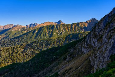 Nefes kesici dağ manzarası, doğa terapisi. Yürüyüş için mükemmel bir yer.
