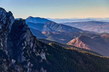 Güneşli bir günde göz kamaştırıcı dağ manzarası, görkemli bir manzara. Yürüyüş için kayalık bölge