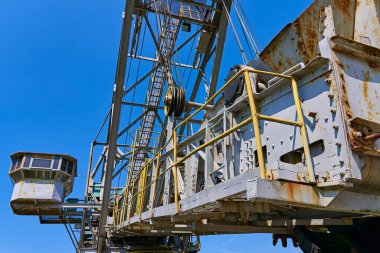 Ağır makineler endüstriyel ayarlar, maden kaynakları kazı konsepti. Paslı metal