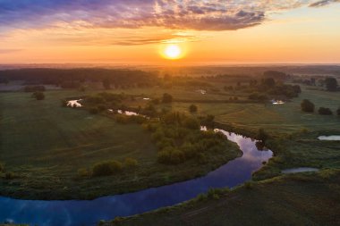 Nehrin üzerinde muhteşem bir gün batımı, çarpıcı kırsal alan.