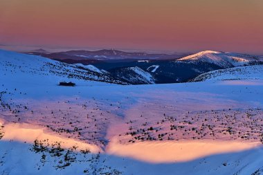 Donmuş tepelerde yürüyüş, inanılmaz karlı bir manzara. Dağların hava manzarası