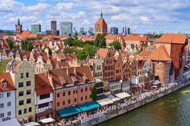 Gdansk, Polonya - 13 Ağustos 2023 - Hava fotoğrafçılığı. Gdansk şehrinin hava görüntüsü