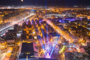 Klaipeda, Litvanya - 10 Aralık 2022 - Şehrin sokaklarında Noel tatili