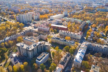 Minsk, Belarus - 16 Ekim 2021 - Sonbaharda güneşli havada şehir