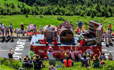 Pas de Peyrol, Fransa - 6 Temmuz 2016: 6 Temmuz 2016 'da Fransa Bisiklet Turu' nun 5. Aşaması sırasında Cantal 'daki Pas de Pyerol (Puy Mary) yolunda Banette Caravan' ın geçişi sırasında. Banette baş sütyen.