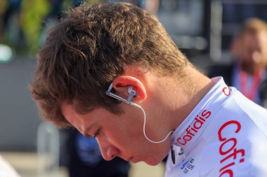 Chartres, Fransa - 13 Ekim 2019: Cofidis Solutions Credits Team 'den Fransız bisikletçi Eddy Fine, Fransa' nın sonbahar bisiklet yarışı Paris-Tours 2019 'dan önceki takım sunumunda podyuma çıkmayı bekliyor.