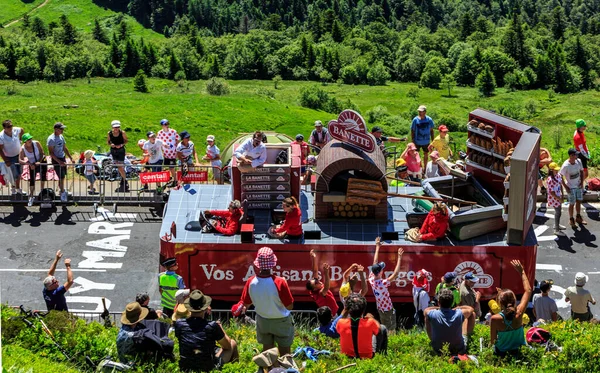 Pas Peyrol France July 2016 Banette Caravan Passing Publicity Caravan — стоковое фото
