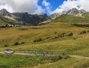 Col de la Madeleine, Fransa - 24 Ağustos 2020: Kriteryum du Dauphine 2020 'nin üçüncü safhasında Col de la Madeleine yoluna çıkan peloton. 