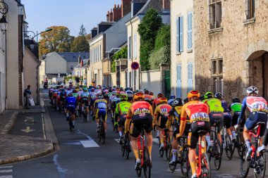 Bonneval, Fransa - 10 Ekim 2021: Paris-2021 yol bisikleti yarışı sırasında Bonneval 'da peloton sürüşünün arka görüntüsü.