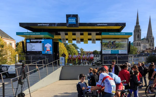 シャルトル フランス 2019年10月13日 チームUaeのスイス人サイクリストBohli Tomがサインをし チーム コフィディスがシャルトルで表彰台に立つ間 秋のフランスのサイクリングレースパリツアー2の前のチームプレゼンテーション中 — ストック写真