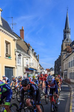 Bonneval, Fransa - 10 Ekim 2021: Paris-2021 yol bisikleti yarışı sırasında Bonneval 'da peloton sürmek.