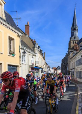 Bonneval, Fransa - 10 Ekim 2021: Paris-2021 yol bisikleti yarışı sırasında Bonneval 'da peloton sürmek.