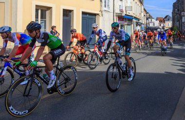 Bonneval, Fransa - 10 Ekim 2021: Paris-2021 yol bisikleti yarışı sırasında Bonneval 'da peloton sürmek.