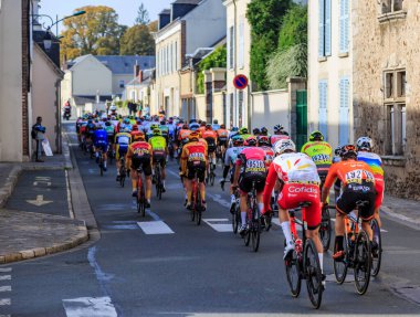 Bonneval, Fransa - 10 Ekim 2021: Paris-2021 yol bisikleti yarışı sırasında Bonneval 'da peloton sürüşünün arka görüntüsü.