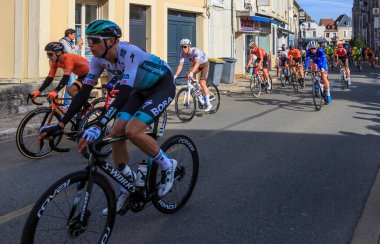 Bonneval, Fransa - 10 Ekim 2021: Paris-2021 yol bisikleti yarışı sırasında Bonneval 'da peloton sürmek.