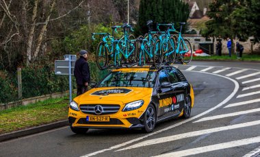 Beulle, Fransa - 10 Mart 2019: The Team Jumbo-Visma Paris-Nice 2019 'un 1..