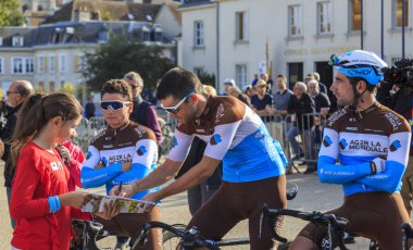 Chartres, Fransa - 13 Ekim 2019: AG2R La Mondiale Team 'den Fransız bisikletçi Tony Gallopin, Fransa' nın sonbahar bisiklet yarışı Paris-Tours 2019 'dan önceki takım sunumunda imza dağıttı.