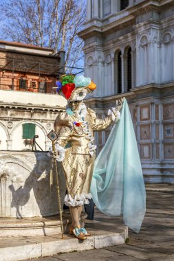 Venice, İtalya-18 Şubat 2012: sırasında güzellik Venedik kostüm giyen bir kişinin çevresel portre bir Venedik Karnavalı gün.