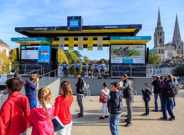 シャルトル フランス 2019年10月13日 チームAg2R Mondialeがシャルトルで表彰台に立ち 秋のフランスサイクリングレースの前のチームプレゼンテーション Tours 2019 — ストック写真