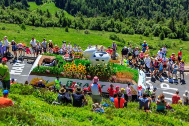 Pas de Peyrol, Fransa - 6 Temmuz 2016: RAGT Semences Caravan, 6 Temmuz 2016 'da Fransa Bisiklet Turu' nun 5. Aşaması sırasında Cantal 'daki Pas de Pyerol (Puy Mary) yolunda yapılan tanıtım karavanının geçişi sırasında. RAGT Semences bir... 