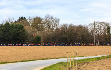 La Celle-les-Bordes, Fransa - 05 Mart 2023: Paris-Nice 2023 sırasındaki pelotonun görüntüsü.